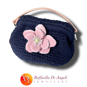 Sac à main d'hiver pour femme en tissu de coton bleu avec motif géométrique et embellissement floral, fermeture à ressort, 06, fait main en Italie, Raffaella - Product Image 3