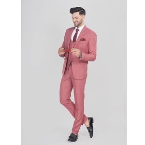 Costume de cérémonie pour homme de qualité supérieure, confortable, rose pêche, pour séances photo, mariages, événements et fonctions semi-formelles, disponible à la vente - Product Image 1