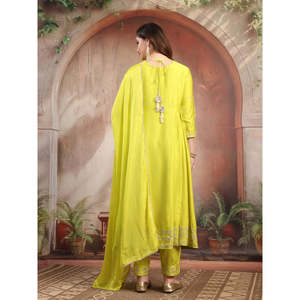 ชุดเดรสงานแต่งงานแบบอานาร์กาลีปักลายสีเขียวมะนาวสำหรับผู้หญิง พร้อมผ้าคลุมไหล่ - Product Image 6