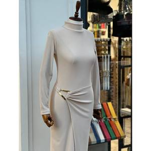 Vestido ajustado negro con tela otomana, detalle de hebilla y abertura, silueta elegante - Product Image 1