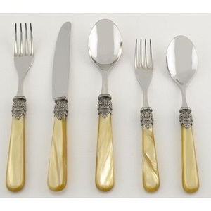 Ensemble de couverts luxueux à poignée en résine avec acier inoxydable poli pour un réglage de table sophistiqué lors des fêtes de mariage - Product Image 5