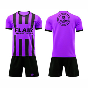 Ensembles d'uniformes de maillots de football confortables et respirants de meilleure qualité au design personnalisé Service OEM pour les jeunes joueurs de sexe masculin Coupe automatisée - Product Image 3