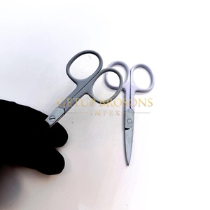 Ciseaux à sourcils miniatures de haute qualité en acier inoxydable avec revêtement en poudre gris clair, lame droite, pointe acérée, avec votre propre logo personnalisé - Product Image 3