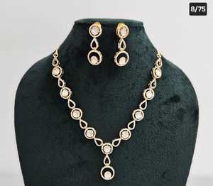 Collection de bijoux et de boucles d'oreilles cloutés Kundan et perle de forme ronde lourde à la mode de créateur exclusif simple pour les femmes - Product Image 2