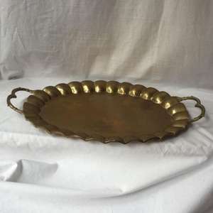 Nouveau plateau de service en laiton métallique de qualité supérieure artisanal indien avec fini poli doré utilisé dans la maison hôtel rétro - Product Image 1