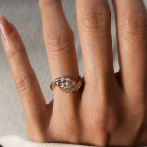 Bague de fiançailles Rapture avec diamant rose fantaisie de laboratoire de forme marquise 1,60 carats et pavé de diamants - Product Image 4