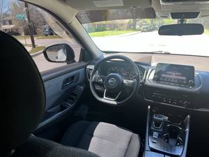 Increíble Nissan Rogue S 2021 con Transmisión Automática y Asientos de Cuero - Product Image 4