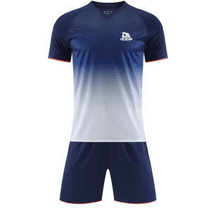 Uniforme de football professionnel pour hommes adultes, 100% polyester, tissu léger et respirant pour l'entraînement, les matchs et les compétitions - Product Image 1