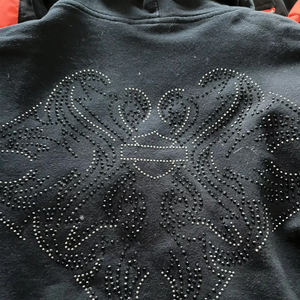 Sweat à capuche personnalisé pour homme, surdimensionné, court, effet délavé, zippé, entièrement orné de logos en strass - Product Image 4