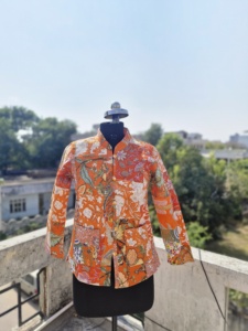 Chaquetas acolchadas de punto kantha de algodón 100% hechas a medida en tallas variadas con múltiples estampados ideales para diseñadores de moda - Product Image 2