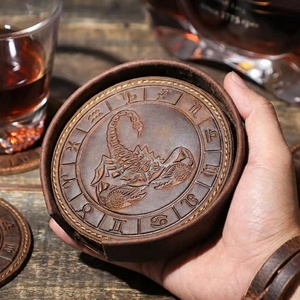 Sous-verres en cuir de vachette avec incrustation en fer à cheval et bordure tressée en cuir naturel - Couleurs assorties - Product Image 2