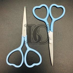 Tijeras sostenibles para cutículas de acero inoxidable, tijeras para cutículas rectas con mango en forma de corazón de Color azul claro - Product Image 3