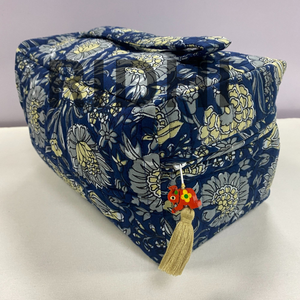Sac de luxe écologique en coton matelassé bleu foncé et jaune à motifs floraux, avec poignée avant et fermeture éclair, grand format, réutilisable pour le shopping quotidien et la plage - Product Image 1