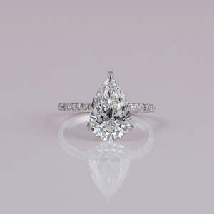 Anillo de compromiso chapado en oro macizo de 14 quilates con engaste pavé, diamante de laboratorio talla pera, media eternidad con diamantes laterales de talla redonda para mujer - Product Image 1