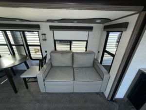 Remolque de Viaje Ligero y Plegable Gulf Stream RV Innsbruck 295SBW 2022 2023 Usado en Venta, de Acero Inoxidable, Disponible en Stock - Product Image 3