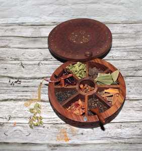 Boîte à épices compacte en bois pour petites cuisines et cuisine quotidienne – Support à masala en bois durable par AALIYAN IMPEX - Product Image 4