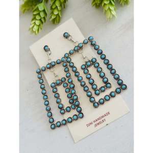 Boucles d'oreilles pendantes Zuni faites à la main en turquoise de Kingman et argent sterling, design géométrique - Product Image 4