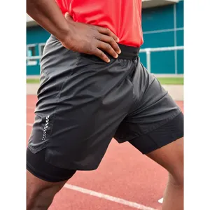Shorts de course personnalisés pour hommes avec compartiments pour équipement et accessoires d'athlétisme - Product Image 1