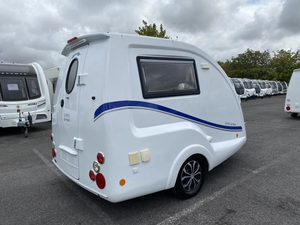 Achetez une caravane de luxe bien construite pour les voyages en famille et le camping, conforme aux normes de sécurité avancées, offrant confort et commodité, à vendre. - Product Image 6