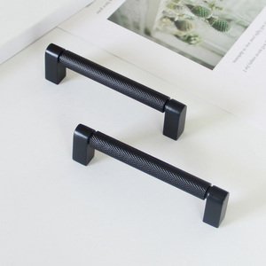 Tiradores de Muebles de Lujo con Textura Moleteada, de Aleación de Zinc, para Gabinetes de Cocina, Cajones y Puertas de Armario, en Negro y Dorado - Product Image 1