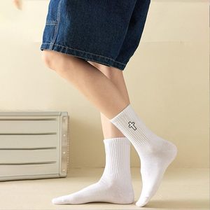 Calcetines Deportivos Unisex de Media Pantorrilla, Estilo Casual, Corte Alto, Sólidos, Transpirables, de Punto, en Negro/Blanco, Diseño Cruzado para Parejas - Product Image 5