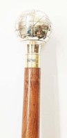 Canne de marche nautique vintage en bois poli avec poignée en laiton, souvenir artisanal pour usage extérieur