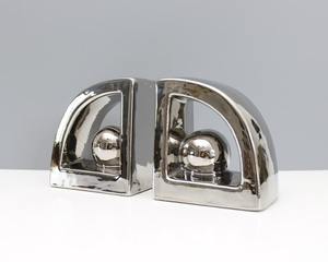 Serre-livres en métal légers mais robustes pour un espace de bureau d'étude compact gardant les livres organisés et facilement accessibles - Product Image 1