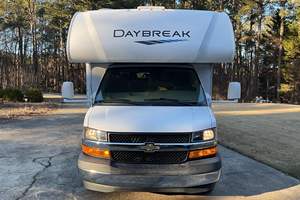 รถเชฟโรเลต เอ็กซ์เพรส 3500 ปี 2019 มือสอง รุ่น Thor Motor Coach Daybreak 22GO V8  แปลงเป็นรถบ้านแบบเต็มรูปแบบ พวงมาลัยซ้าย SUV แอร์คู่ - Product Image 2