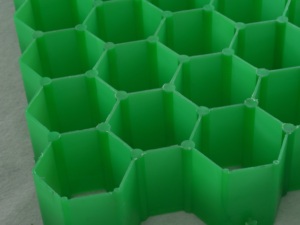 แผ่นตาข่ายพลาสติกซึมน้ำได้สำหรับปูหญ้า ยี่ห้อซันส์บิลด์ เป็นมิตรกับสิ่งแวดล้อม ใช้ป้องกันพื้นหญ้าในลานจอดรถ - Product Image 4