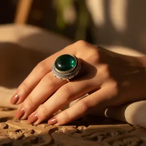 แหวนแฟชั่นผู้หญิง เงินแท้ 925 ประดับพลอยสีเขียว ชุบทองคำขาว ฝังเพชรทรงรี ดีไซน์ทันสมัย ชุบทอง 18K - Product Image 3