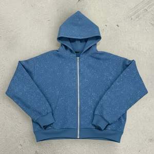 Sudadera con Capucha Azul Claro con Cierre y Pedrería, Estilo Urbano, MOQ Bajo, Personalizable con Logotipo, Algodón Grueso para Hombre - Product Image 1