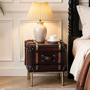 Table de chevet de luxe personnalisée en cuir véritable fait main <span class=keywords><strong>avec</strong></span> tiroir de rangement et pieds en fer, style <span class=keywords><strong>coffre</strong></span> antique, pour chambre à coucher - Product Image 1