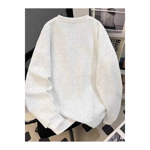 Unisex Oversize t-shirt con graziose zampe stampato Design invernale cotone biologico moda sostenibile - Product Image 1