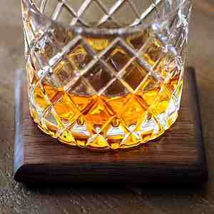 Dessous de verre élégant en bois classique fabriqué à la main avec support de tasse en laiton poli avec accents de pierre - Product Image 5