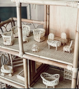Conjunto de muebles de mimbre para casa de muñecas, muebles bohemios de mediados de siglo en miniatura - Product Image 2