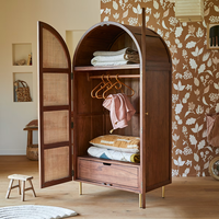 L'armoire en bois combinée avec des armoires de rangement légèrement rondes et des paniers en bois naturel, créant un espace chaleureux et sûr.