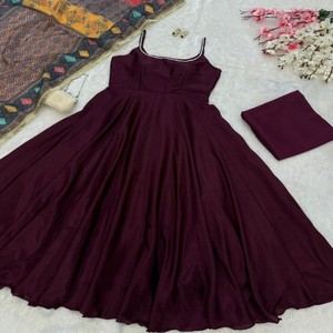 Traje Anarkali VASTRA COTTAGE de Chinon Puro con Falda Amplia, Algodón Suave, Borde de Encaje con Estampado Digital, Parte Inferior Completamente Cosida - Product Image 1