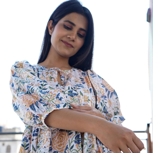Nouvelle robe Anarkali rouge traditionnelle en coton pour l'été 2024, col halter, manches longues, pour occasions formelles, à fleurs, coupe évasée à volants - Product Image 1