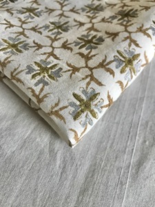 CHHAAPE Tissu en coton imprimé à la main pour femme adulte, motifs floraux et géométriques marron olive sur fond naturel - Product Image 3