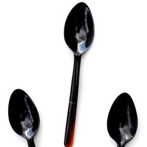 Cuillère en corne noire blanche au lait naturel utilisée pour changer les cuillères fête d'anniversaire et taille de cuillère personnalisée personnalisée - Product Image 1
