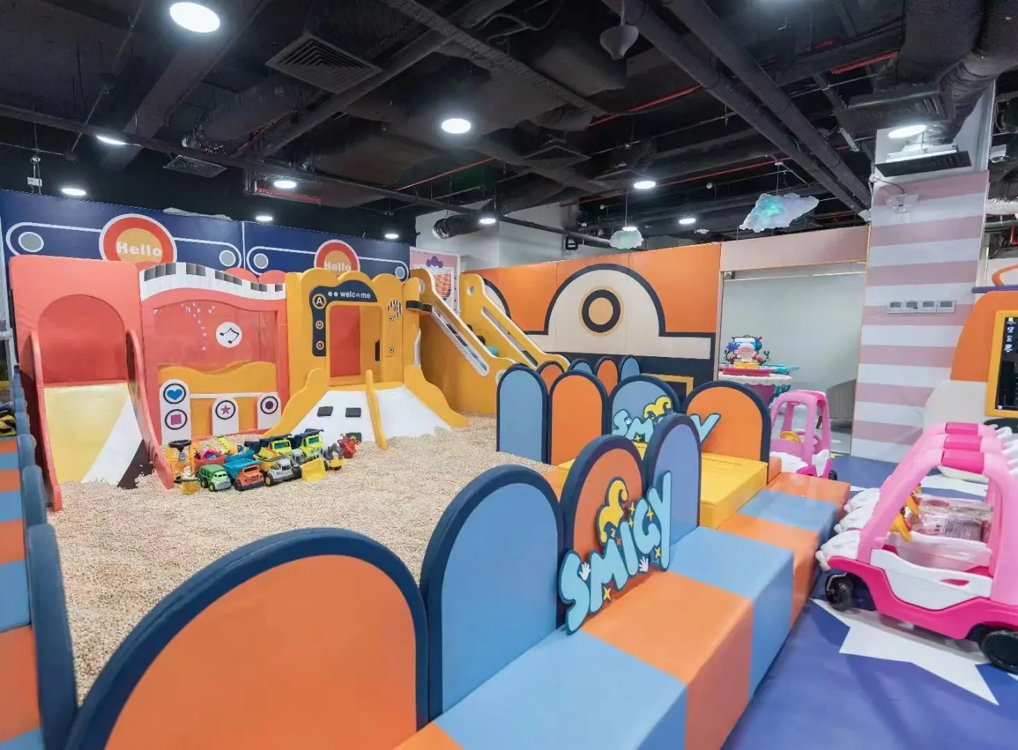 Área de juego grande, centro comercial interior con parque infantil