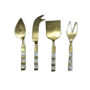 Vente en gros de couteaux à fromage en métal doré et robuste avec manche en forme de MOP, outils à fromage attrayants - Product Image 1