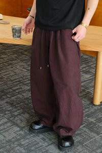 Nouveau pantalon en nylon froissé 2026 avec ceinture élastique, ceinture réglable, fermeture éclair et bouton, poches, jambe large, couleur noire - Product Image 3