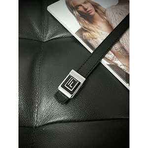 Cinturón metálico delgado con logo F para mujer - Product Image 2