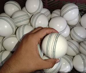 Pelota de Cricket de la Mejor Calidad, Color Personalizado, Mejores Diseños de Logotipos, Pelota Dura para Juegos de Cricket, Cosida a Mano - Product Image 2