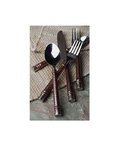 Elegante juego de cubiertos de metal con superficie brillante, ideal para cocinas minimalistas y decoración interior de comedor contemporánea - Product Image 3