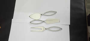 Bonito juego de cuchillos para queso de acero inoxidable con esparcidor de cubiertos de diseño de bucle negro rústico para bodas y ocasiones especiales - Product Image 6