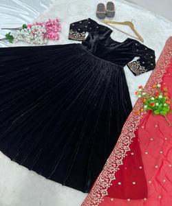 Muy hermoso y diseñador de fiesta Nueva llegada Vestido de novia Kanchipuram con exquisitos adornos de diamantes al por mayor Surat - Product Image 3