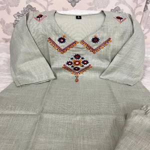 Conjunto de Kurti y Pantalón de Algodón Slub Dhabu Puro de VASTRA COTTAGE con Hermoso Bordado de Espejo en el Cuello, Ropa Étnica para Mujer - Product Image 5