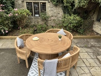 Table de jardin ronde Rayna en teck massif de haute qualité avec 3 bancs, écologique, imperméable et résistante aux intempéries